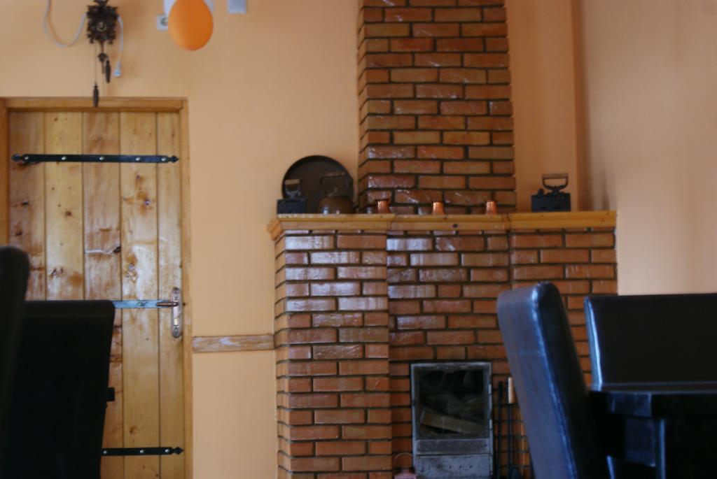 Pensiunea Bujorul Comana Buitenkant foto