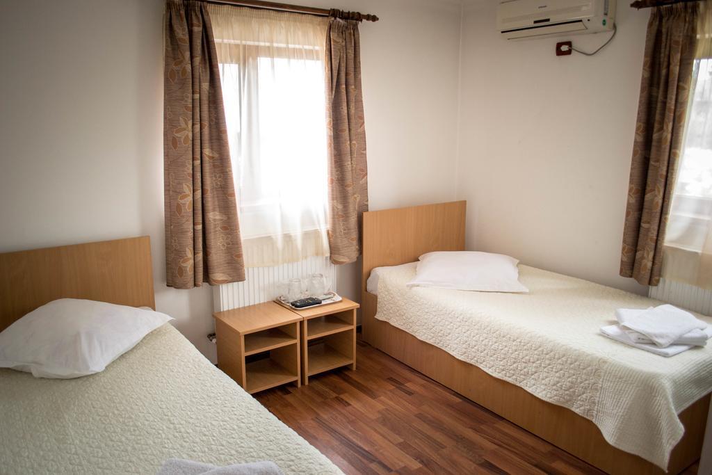 Pensiunea Bujorul Comana Buitenkant foto